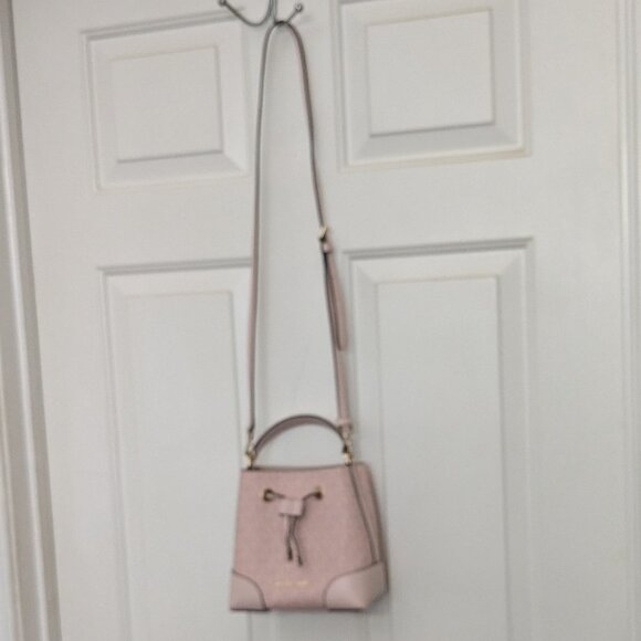 MICHAEL KORS Women's Mercer Small Logo Bucket Bag POWDER BLUSH  PINK . - Picture 2 of 14